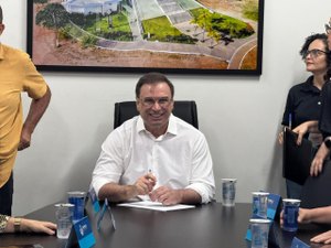 Luciano Barbosa assina ordem de serviço para pavimentação no bairro Canafístula