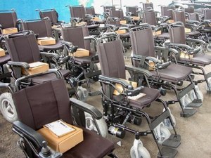 Prefeito de Maceió entrega cadeiras motorizadas a usuários da Adefal