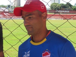 Goleiro do Vila Nova-GO reclama de salários atrasados