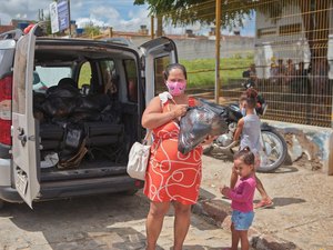 Famílias carentes são contempladas com mais de 100 cestas básicas arrecadas na Vacinação Solidária