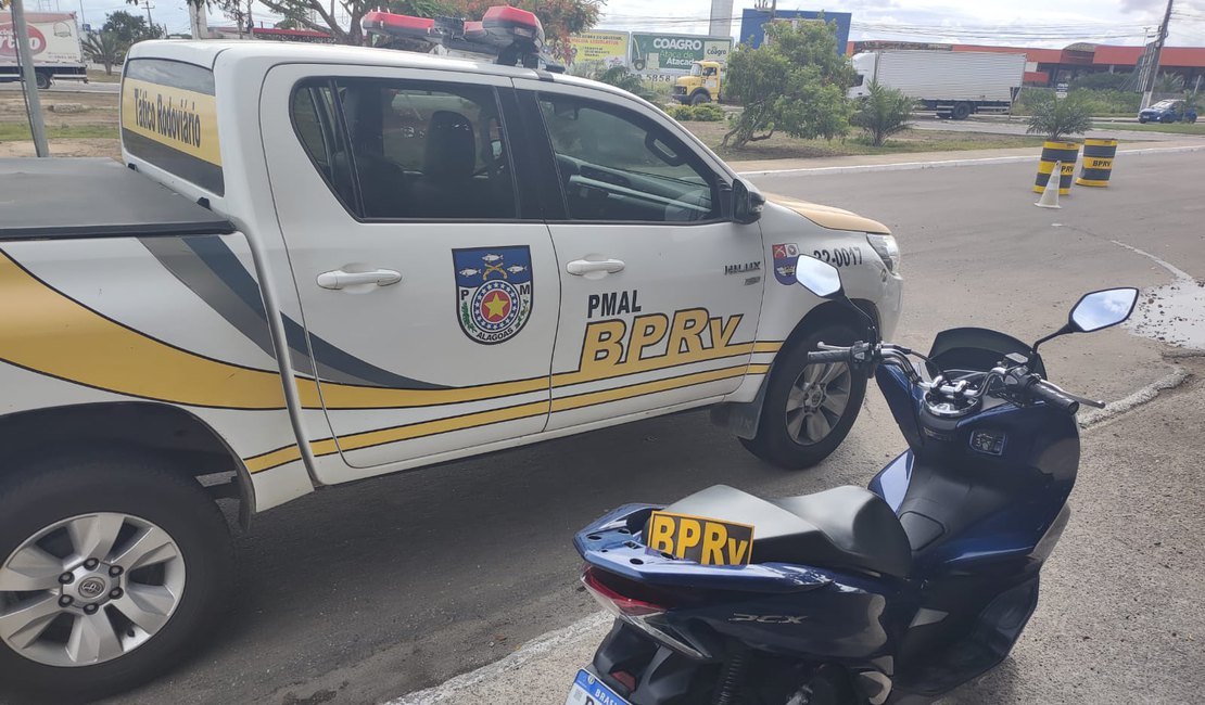 Jovem é preso na contramão da AL 220 com moto roubada no Distrito do Pé Leve, no Agreste