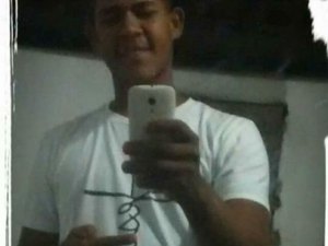 Jovem tentar ajudar vizinho com bico de energia elétrica e morre
