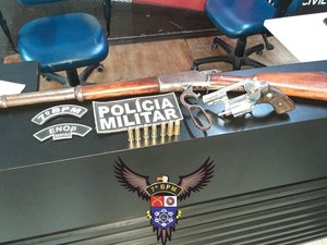 Motorista é preso no Sertão de Alagoas após ser flagrado com armas e munições
