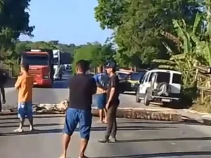 Manifestação do grupo indígena Wassu Cocal bloqueia BR-101 em Joaquim Gomes