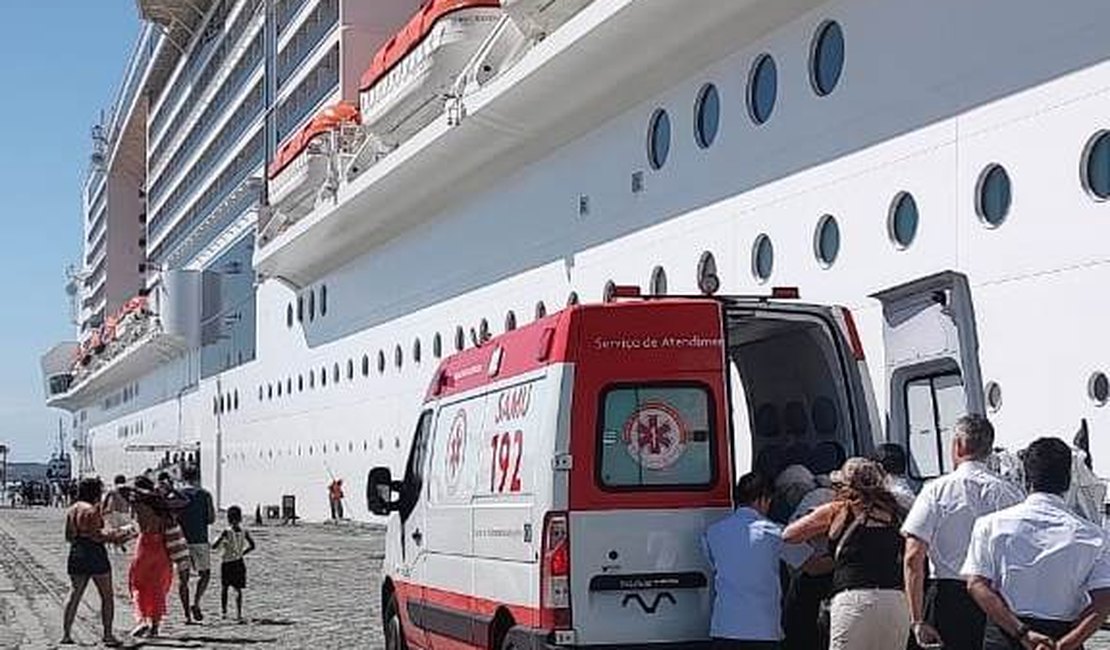 Turista é socorrida após passar mal a bordo de navio no Porto de Maceió