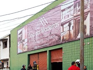 Loja de madeiras pega fogo no bairro da Levada, em Maceió 