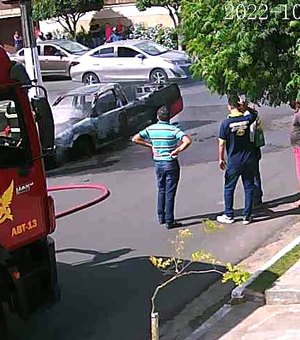 [Vídeo] Carro pega fogo no bairro Santa Esmeralda em Arapiraca