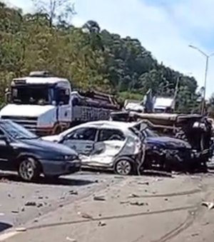 Acidente grave envolvendo mais de 20 veículos causa engavetamento na BR-040
