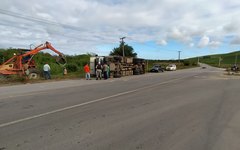 Caminhão com carga de cana tomba em São Luís do Quitunde