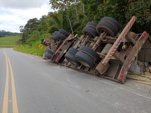 Caminhão não suporta peso da carga e tomba em Matriz de Camaragibe