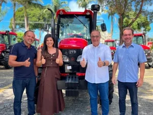 Prefeita Marcela Gomes recebe trator do governo estadual para Novo Lino