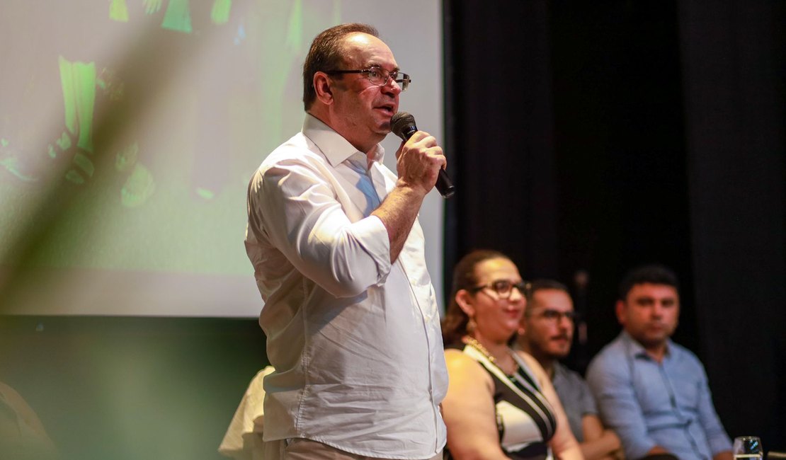 Prefeito Luciano Barbosa anuncia concurso público para Arapiraca durante posse de gestores escolares