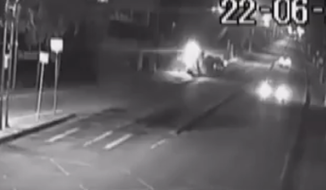 [Vídeo] Câmeras flagram acidente que derrubou poste na Avenida Menino Marcelo