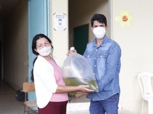 Prefeitura de Coité do Nóia distribui 75 mil alevinos aos produtores locais