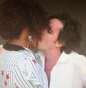 Johnny Hooker e Liniker dão beijo no RiR e pedem para 'amar sem temer'