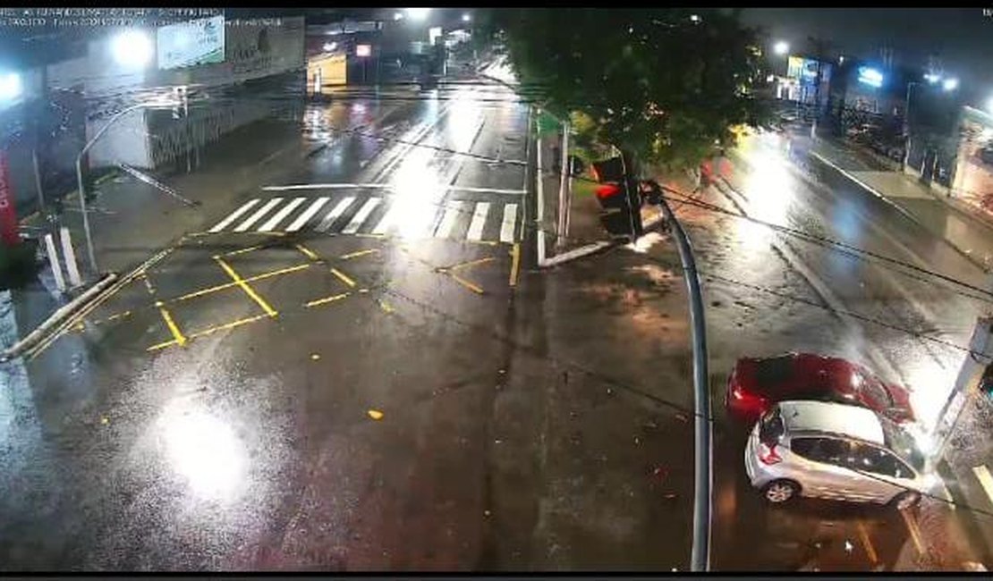 Batida durante a madrugada deixa trânsito lento na ﻿Avenida Fernandes Lima