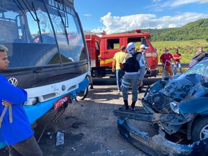 Colisão frontal entre carro e ônibus deixa criança desacordada e mais quatro feridos