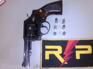 Suspeito deixa revólver em prateleira de supermercado para enganar a polícia