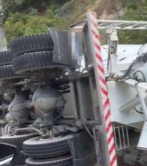 Caminhão betoneira tomba em trecho da Avenida Pierre Chalita, em Maceió
