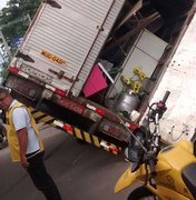 [Vídeo] Sem freio, caminhão de mudança tomba em avenida movimentada e deixa feridos 