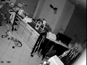 [Vídeo] Homem furta padaria e rouba dinheiro, balança e suco, em Arapiraca