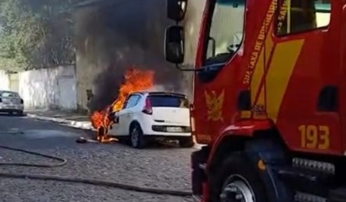 [Vídeo] Carro pega fogo próximo à Feirinha do Tabuleiro, em Maceió