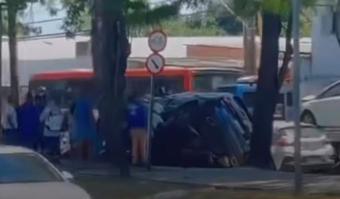 Carro tomba em acidente registrado na Avenida Fernandes Lima