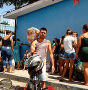 Distribuição de cestas básicas forma longa fila no bairro da Mangabeiras