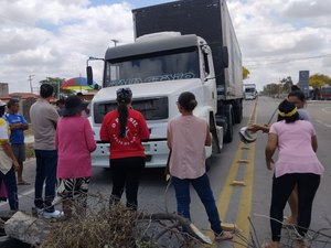 [Vídeo] Moradores da zona rural de Ouro Branco ocupam rodovia federal em protesto contra falta de água