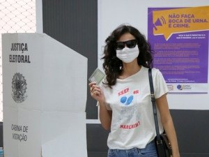 Bruna Marquezine aparece irreconhecível ao votar de máscara e óculos escuros