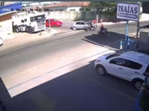 Motorista desrespeita sinalização, atinge motocicleta em cruzamento e foge, em Arapiraca