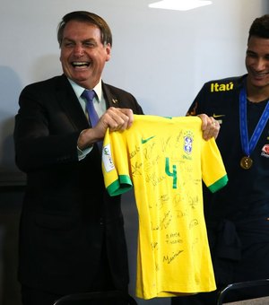 Bolsonaro almoça com seleção do Brasil sub-17, tetracampeã de futebol
