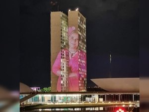 Congresso Nacional tem imagem de Tereza Nelma projetada, em alusão ao Outubro Rosa