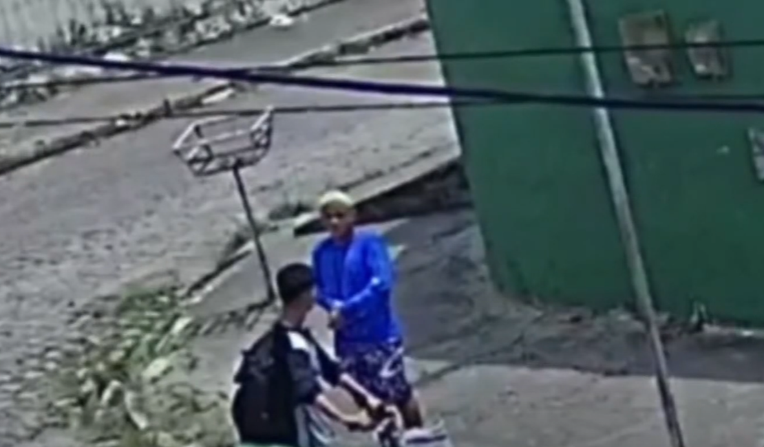 Câmera de segurança flagra assalto no bairro do Jacintinho
