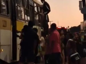 Passageiros causam confusão tentando invadir ônibus no litoral de Maceió