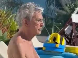 Caetano Veloso exibe sextou diferente na beira da piscina: 'Vida difícil'