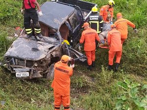 Caminhonete cai em ribanceira, em Murici, fazendo uma vítima fatal