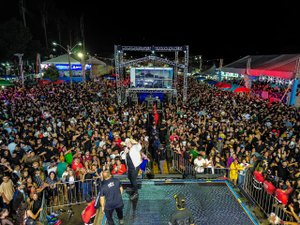 Primeira noite de shows do FIPI reúne multidão em Palmeira dos Índios