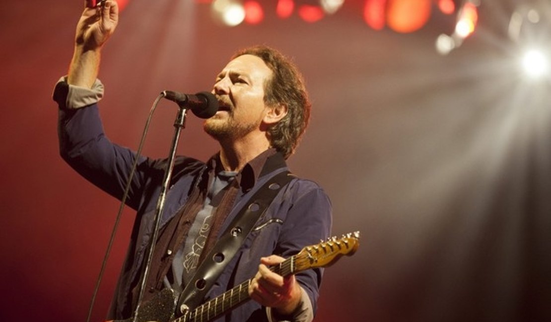Eddie Vedder doa cachê de show para vítimas de Mariana