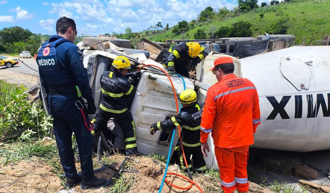 Motorista preso em ferragens após capotamento é resgatado na divisa entre Alagoas e Pernambuco