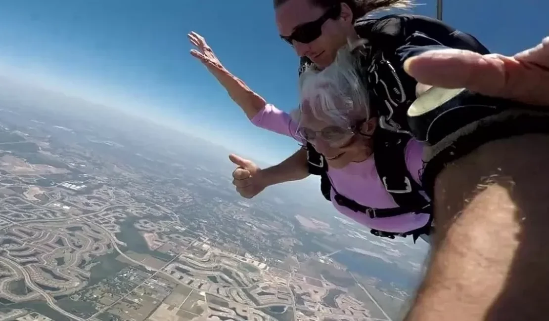 Avó de 96 anos salta de paraquedas em homenagem ao neto