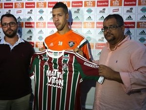 Fluminense apresenta zagueiro Antônio Carlos como reforço