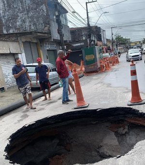 [Vídeo] Problema em tubulação de esgoto abre cratera em rua da Ponta Grossa