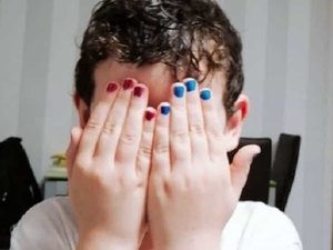 Menino criticado por pintar as unhas recebe apoio incrível na Internet