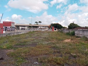 [Vídeo]Carros que ocupavam pátio da rodoviária de Arapiraca são transferidos para outro local