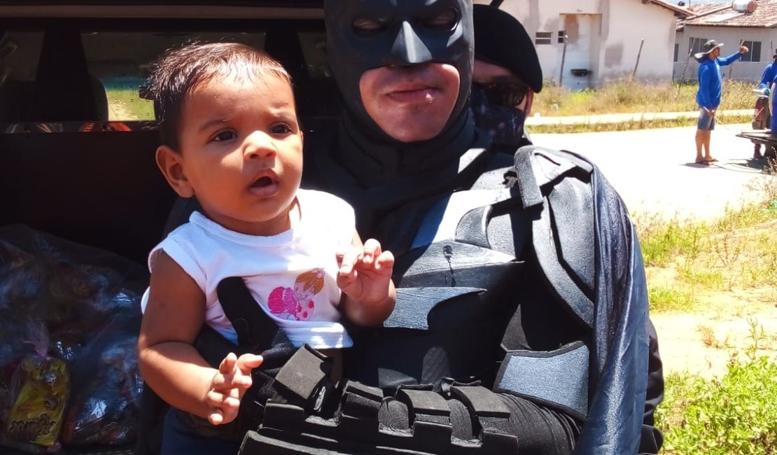 Homem fantasiado de Batman leva presente para crianças carentes em Palmeira dos Índios