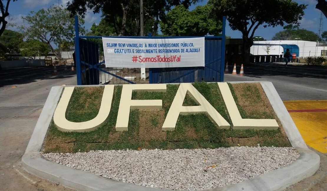 Ufal sofre corte no orçamento por parte do governo federal e suspende pagamento de bolsas