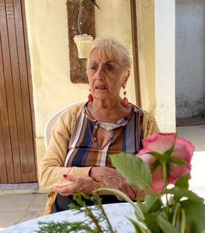 Professora aposentada relembra quando deixou carreira de chacrete ao se apaixonar por alagoano