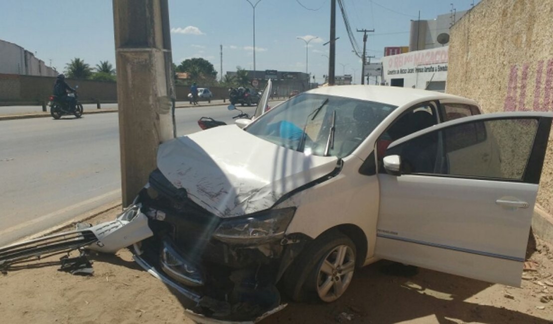 Motorista tenta desviar motocicleta, perde o controle do carro e causa acidente na AL-220