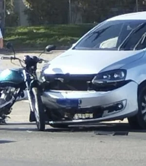 Motociclista causa batida e foge após colisão na rotatória do Grupo Coringa
